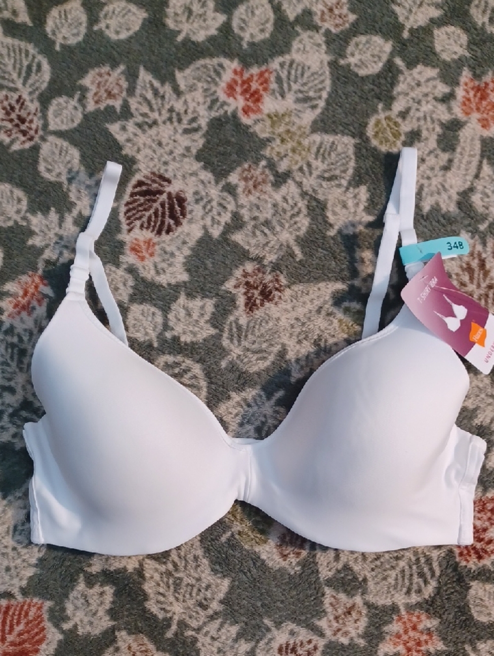 NWT 34B white bra.  Uderwire bra.  Padded bra. Hanes t-shirt bra